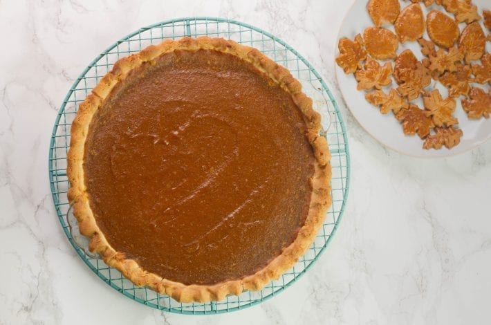 Perfect banana pumpkin pie - make this creamy pumpkin pie as a tasty Halloween or Thanksgiving dessert