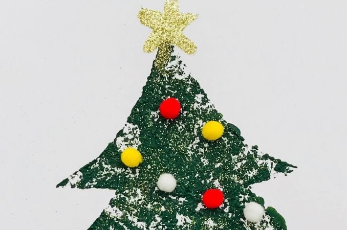 Make your own christmas tree cards this year with this brush print Christmas tree craft. Easy peasy for little ones to do and they can have fun decorating their Christmas tree paintings too.