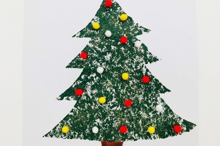 Make your own christmas tree cards this year with this brush print Christmas tree craft. Easy peasy for little ones to do and they can have fun decorating their Christmas tree paintings too.