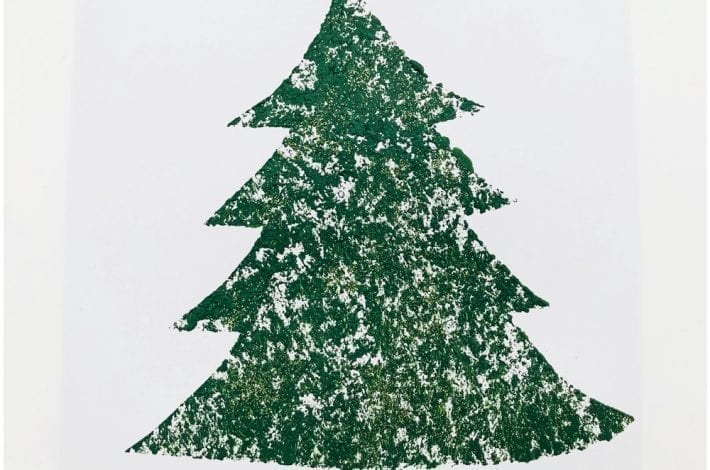Make your own christmas tree cards this year with this brush print Christmas tree craft. Easy peasy for little ones to do and they can have fun decorating their Christmas tree paintings too.