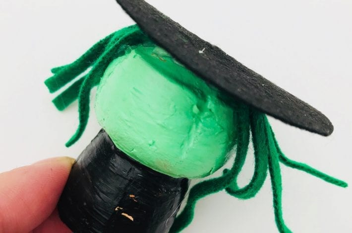 Make these wicked cork witches this Halloween. A great witch Halloween craft for the kids using champagne corks paint and felt.