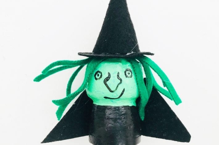 Make these wicked cork witches this Halloween. A great witch Halloween craft for the kids using champagne corks paint and felt.