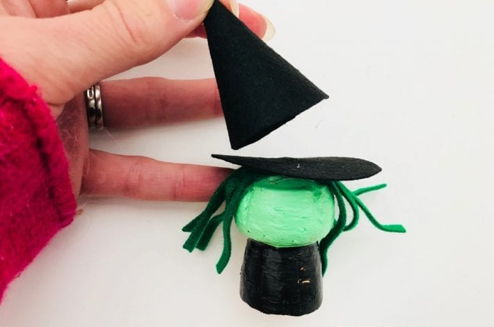 Make these wicked cork witches this Halloween. A great witch Halloween craft for the kids using champagne corks paint and felt.