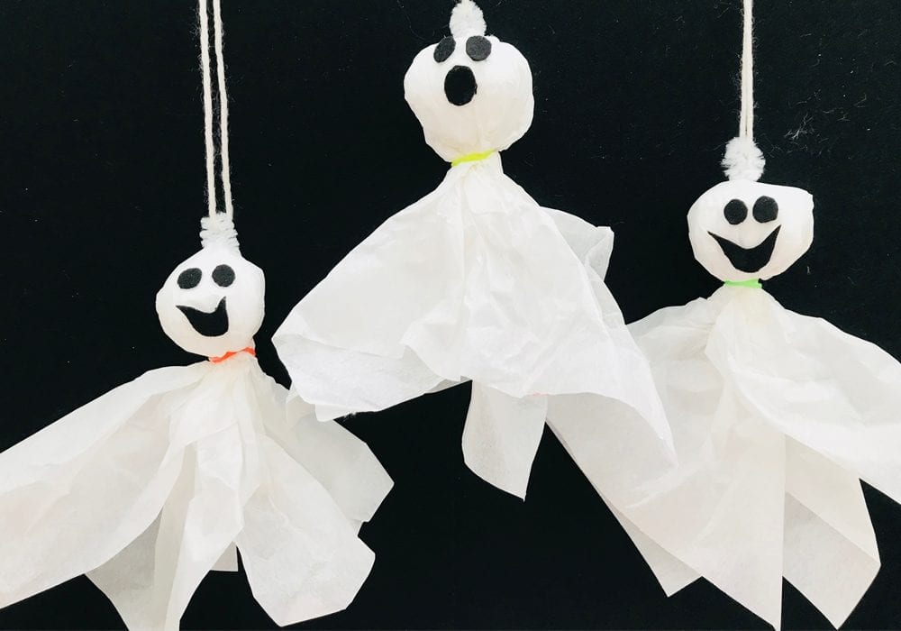 Spooky hanging tissue ghost | Halloween Crafts | Mas & Pas