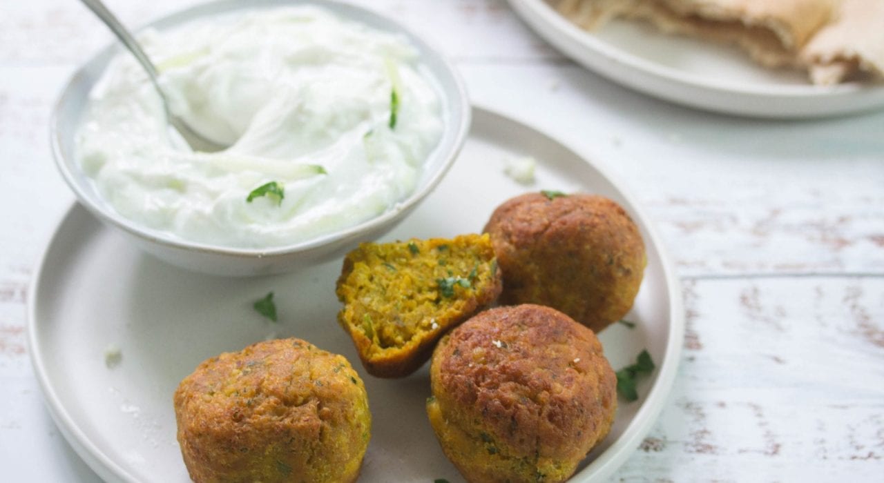 Tasty crispy Greek falafel recipe - the best falafel recipe full of healthy natural ingredients like chickpeas and fresh herbs