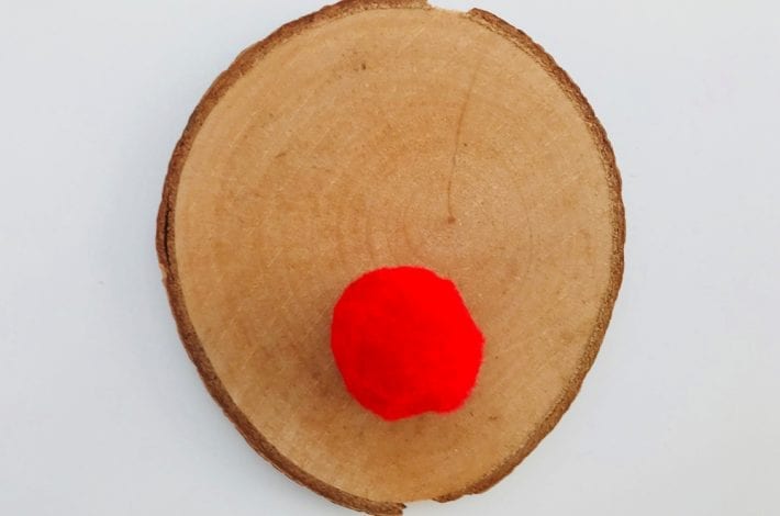 How to make wooden disc reindeer Christmas tree decorations. Try this wooden reindeer ornament as a fun festive craft to enjoy with the kids