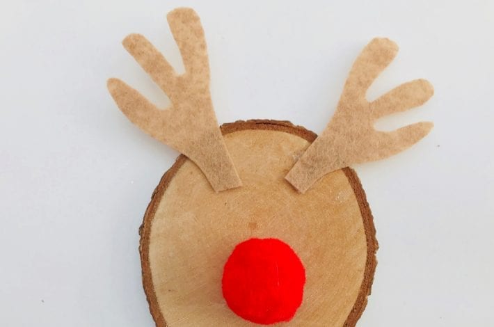 How to make wooden disc reindeer Christmas tree decorations. Try this wooden reindeer ornament as a fun festive craft to enjoy with the kids