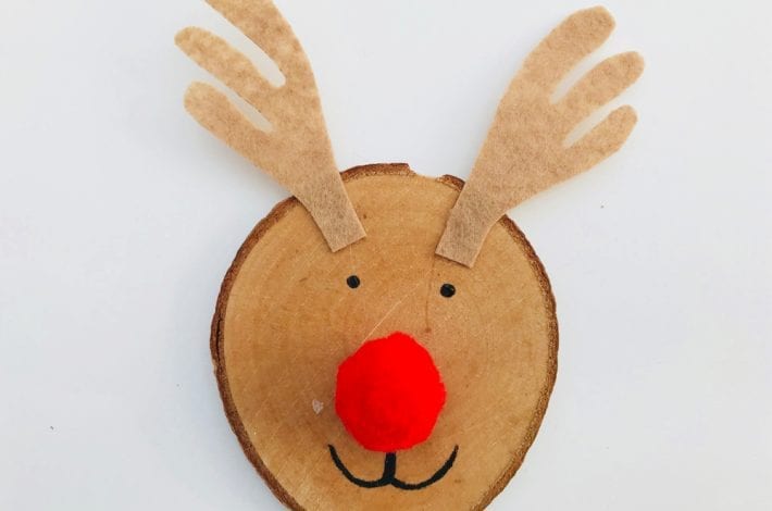 How to make wooden disc reindeer Christmas tree decorations. Try this wooden reindeer ornament as a fun festive craft to enjoy with the kids