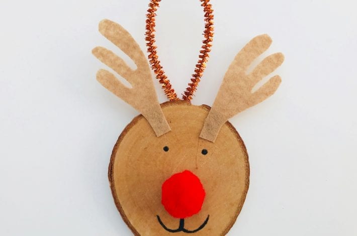 How to make wooden disc reindeer Christmas tree decorations. Try this wooden reindeer ornament as a fun festive craft to enjoy with the kids