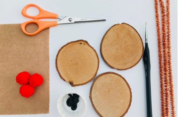 How to make wooden disc reindeer Christmas tree decorations. Try this wooden reindeer ornament as a fun festive craft to enjoy with the kids