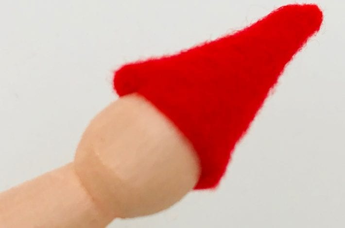 Make these Santa peg dolls as a fun Christmas craft to enjoy with the kids this year. Made with dolly pegs, felt, paint and glue.