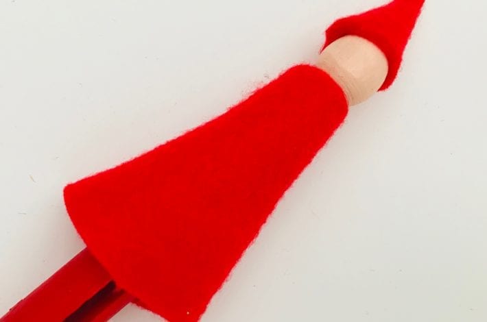 Make these Santa peg dolls as a fun Christmas craft to enjoy with the kids this year. Made with dolly pegs, felt, paint and glue.