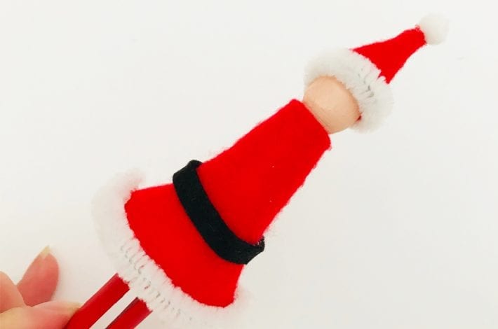 Make these Santa peg dolls as a fun Christmas craft to enjoy with the kids this year. Made with dolly pegs, felt, paint and glue.