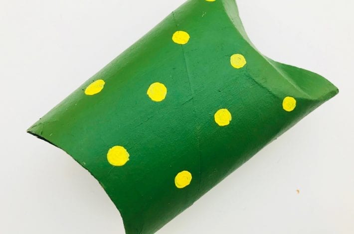 How to make speckled paper roll frogs with this fun frog craft for kids