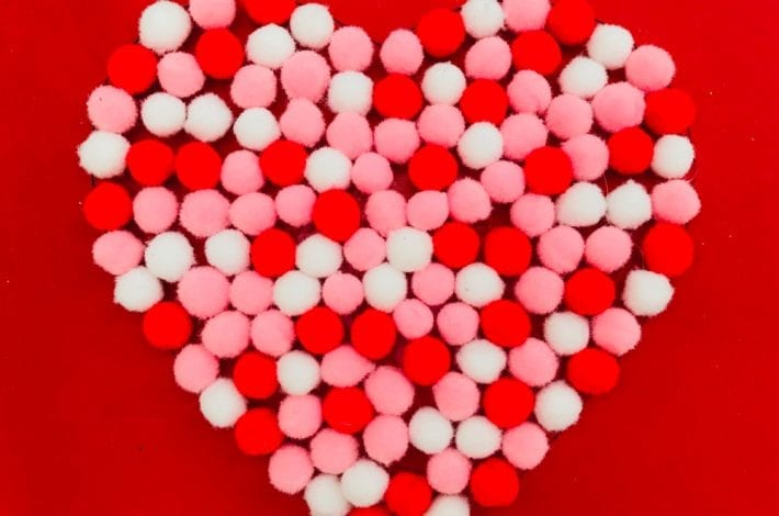 How to make these 3D Valentines day pom pom cards - a quick and easy Valentines craft that even toddlers and young kids can enjoy