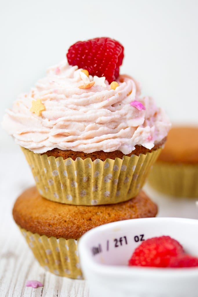 Lemon fairy cakes - bake these delicious lemon cupcakes with the kids - no refined sugars - a fluffy and light fairy cake with raspberry icing