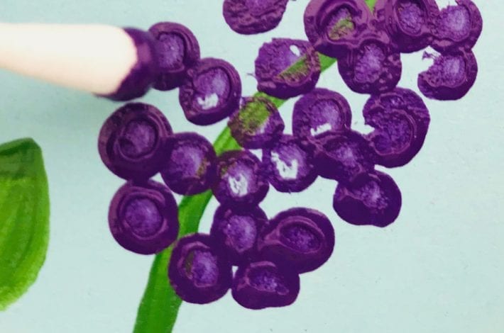 Make this beautiful cotton swab flower painting using cotton swab prints - a fun kids craft or beautiful DIY mother's day card