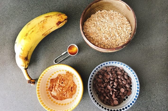 Banana energy balls - peanut butter and banana energy bites - no bake breakfast cookies with oats peanut butter and banana