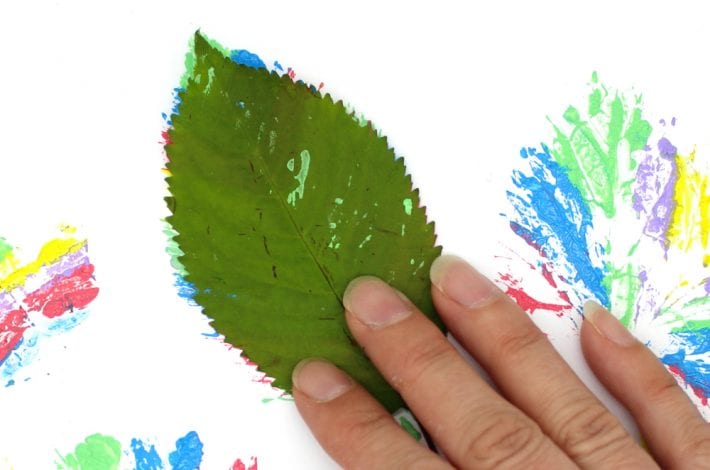 Leaf printing - two ways - make leaf print paintings with felt pens or paints