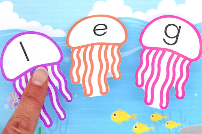 wobbly jellyfish blending activity - play this fun word blending game with free phonics printables