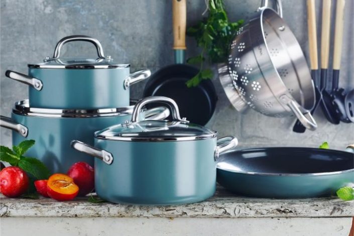 Caraway - #tbt to our Silt iconic Green Cookware Set with